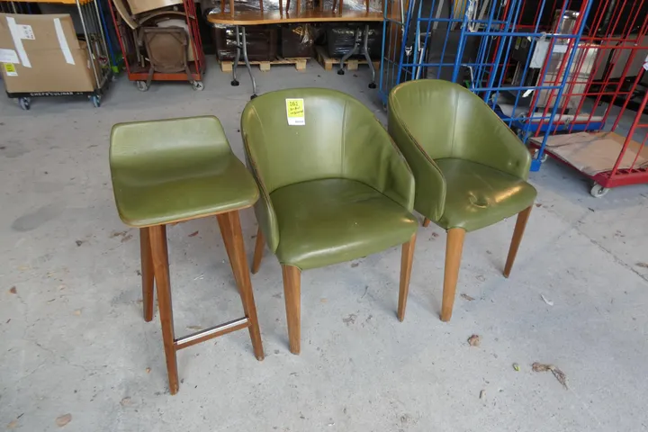 2x Stuhl mit 1x Barhocker